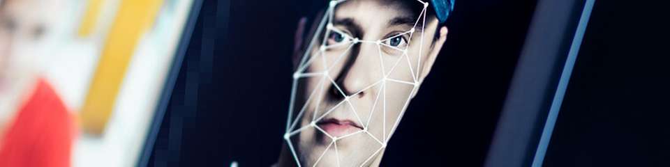Aufgrund eines Deepfakes hatte ein Mitarbeiter im Jahr 2023 Millionenbeträge überwiesen. Seitdem werden Cyberbedrohungen nur immer komplexer.