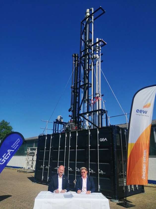 Dr. Joachim Manns, Chief Operating Officer (COO) der EEW-Gruppe (l.) und Kristina Böe, GEA Senior Vice President Powder & Thermal Separation, vereinbarten eine strategische Partnerschaft. 
