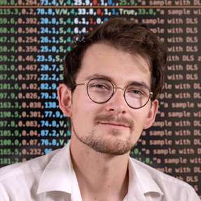 Dr. Kevin Jablonka untersucht an der Universität Jena die Leistungsfähigkeit von KI-Modellen bei chemischen Problemstellungen im Direktvergleich mit menschlichen Chemikerinnen und Chemikern.
