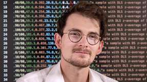 Dr. Kevin Jablonka untersucht an der Universität Jena die Leistungsfähigkeit von KI-Modellen bei chemischen Problemstellungen im Direktvergleich mit menschlichen Chemikerinnen und Chemikern.