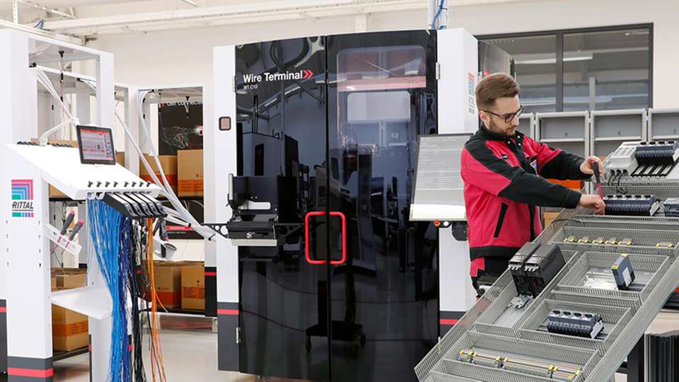 Die vollautomatisierte Drahtkonfektionierung ist bis zu 15-mal schneller als die manuelle Verdrahtung. 