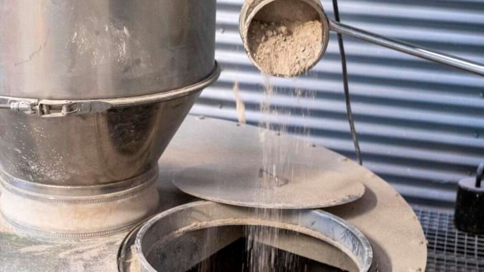 Im erweiterten Test-Center in Darmstadt simuliert Qlar industrielle Mischprozesse mit präziser Dosier- und Messtechnik zur Validierung klinkerreduzierter Zementrezepturen.