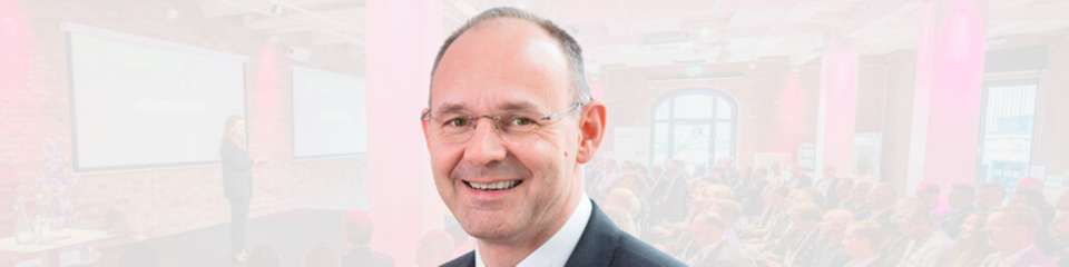 Dr.-Ing. Hans Krattenmacher ist Geschäftsführer Innovation Mechatronik bei SEW-Eurodrive und Speaker auf dem INDUSTRY.forward SUMMIT 2025.