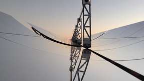 Parabolrinnenkollektor eines großen solarthermischen Kraftwerks: In industriellen Anwendungen können auch kleinere Kollektoren eingesetzt werden.
