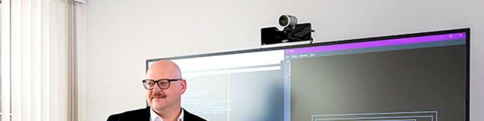 Dr. Dennis Barton, Teamleiter Simulation, erklärt die neuen Simulationsansätze am Fraunhofer IST.