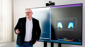 Dr. Dennis Barton, Teamleiter Simulation, erklärt die neuen Simulationsansätze am Fraunhofer IST.