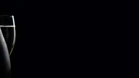 Rund 30.000 Bestellungen wickelt der Standort jede Woche ab; ausgenommen saisonale Stoßzeiten, in denen das Bestellvolumen um das Dreifache ansteigen kann – in der Spitze pro Tag auf 80.000 Flaschen.