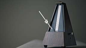 Das Zeitrelais, einst ein einfaches elektromechanisches Bauteil, hat sich zu einem hochpräzisen, multifunktionalen und vernetzbaren Element entwickelt. Es ist für die komplexen Anforderungen von Industrie 4.0 und darüber hinaus unerlässlich geworden.