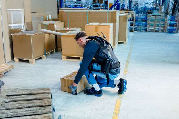Das Rumpfbeuge-Exoskelett MATE UBA unterstützt den unteren Rücken beim Anheben und Ablegen von Gütern.