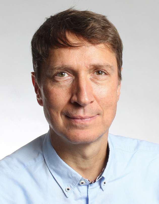 Marc Käumle, Executive Vice President Business Area Interconnect, Rosenberger Hochfrequenztechnik: Die Konnektivität der Zukunft erfordert kompakte und leistungsstarke Steckverbinder. Für Kamerasysteme ermöglichen robuste Hybridlösungen bis zu 16 Gbps Datenrate und 1,5 A Stromversorgung (GMSL, MIPI A-PHY). Der neue PNO-Standard IEC63171-7 ED2 definiert Single Pair Ethernet-Steckverbinder mit Frequenzbereichen bis 4 GHz. SPE-Hybridvarianten bieten zusätzlich Power-Pins für bis zu 600 VDC – ideal für kompakte IIoT-Infrastrukturen. Expanded Beam Multifiber (EBM) ermöglicht robuste Fiber Optik-Verbindungen mit 2 bis 16 Fasern – auch unter extremen Bedingungen. RoProxCon erlaubt erstmals kontaktlose Daten- und Energieübertragung mit bis zu 3,125 Gbps und 30 W – ideal für rotierende oder hermetisch geschlossene Systeme. Die Zukunft ist schnell, robust und zunehmend kontaktlos.