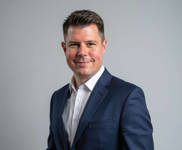 Marius Wüstefeld, VP Sales & Marketing und COO, SE Spezial-Electronic: Die Rolle der Distribution hat sich in den letzten Jahren deutlich gewandelt. Heute stehen nicht mehr allein die Komponenten im Fokus, sondern ein ganzheitlicher Beitrag zum Projekterfolg. Bei SE begleiten wir unsere Kunden auf Wunsch bereits ab der ersten Idee – mit technischer Beratung, Entwicklungskompetenz und individuellen Lösungen bis hin zur Serienfertigung. Auch Logistik- und Fertigungsdienstleistungen können Teil unseres Angebots sein. Mit 55 Jahren Erfahrung, 35 führenden Herstellern und durchgängig digitalen Prozessen setzen wir uns dafür ein, die Produkte unserer Kunden besser zu machen – als starker Partner von der Idee bis zur Realisierung.