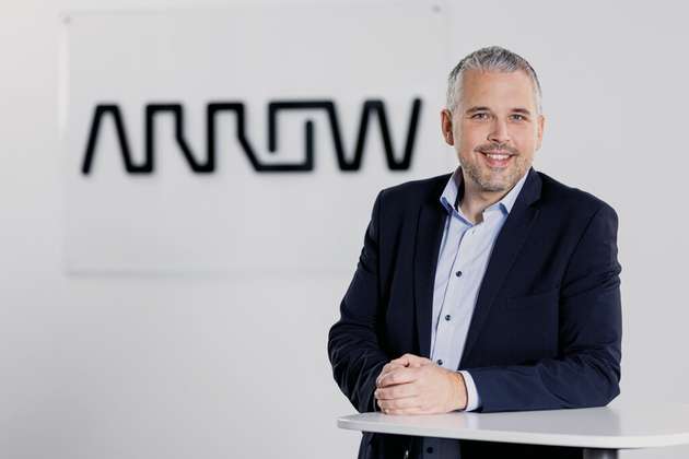 Boris Bardoukas, Vice President, Sales Components – EMEA Central, Arrow Electronics: Hervorzuheben sind vor allem die Weiterentwicklungen der technischen Kompetenzen, etwa die Möglichkeit, eine gesamte BOM zu entwickeln, zu zertifizieren und damit Neuentwicklungen sowie Redesigns zu unterstützen. Auch in dem Bereich Supply Chain Solutions wurden neue Lösungen entwickelt, welche sowohl Kunden als auch Herstellern maximale Transparenz innerhalb der Lieferkette bieten und somit Risiken minimieren. Damit erzielen wir für beide Seiten Vorteile und Effizienzgewinne und stehen zudem bei wichtigen Themen wie digitale Transformation, Nachhaltigkeit und Compliance beratend zur Seite.