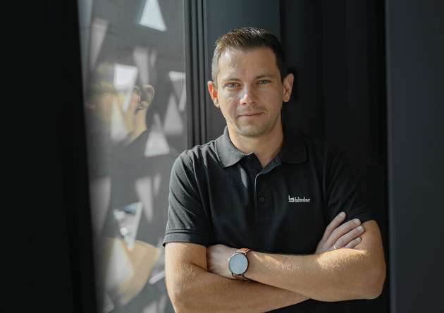 Philipp Zuber, Head of Product Management, Binder: Die Anforderungen an SteckverBinder und Konnektivität steigen kontinuierlich, speziell getrieben auch durch die digitale Transformation und die die zunehmende Vernetzung aller Komponenten im Rahmen der digitalen Fabrik. Drei zentrale Trends zeichnen sich aktuell besonders ab: Mehr Daten: Industrie 4.0 und IoT erhöhen den Bedarf an schnellen Datenverbindungen. Binder bietet Lösungen mit hohen Datenraten, zum  Beispiel via Single Pair Ethernet. Mehr Effizienz: Miniaturisierung verlangt platzsparende, modulare Systeme. Hybride SteckverBinder von Binder reduzieren den Verkabelungsaufwand. Mehr Intelligenz: Smart Connectors erfassen etwa Temperatur oder Verschleiß. Mit dem Prototyp NeaCo2 treibt Binder diese Entwicklung voran.