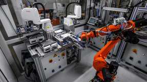 Zwei KR SCARA sowie ein KR Cybertech nano von Kuka haben den Praxistest beim Zellstacking erfolgreich bestanden.