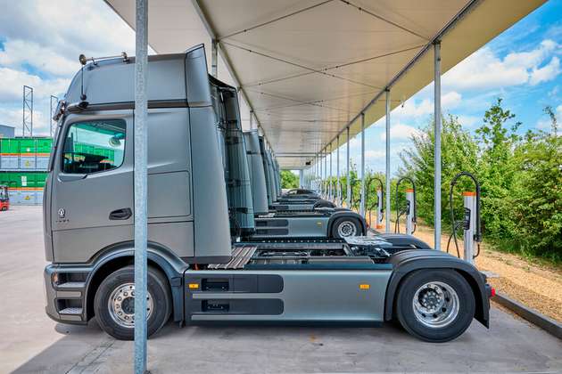 Christian Wilz, Vorsitzender der Geschäftsleitung Mercedes-Benz Trucks & FUSO Deutschland sagt: „Wir freuen uns sehr, dass die Spedition W&P die Partnerschaft mit unserem Haus fortsetzt und sich für insgesamt 20 neue eActros 600 entschieden hat.“