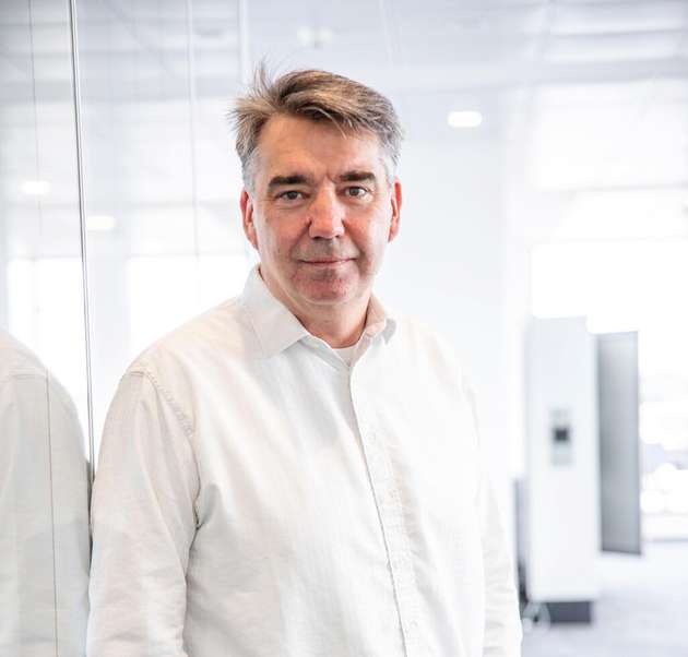 Simon Seereiner, Business Development Manager, Weidmüller: Im Bereich Konnektivität ist die Standardisierung des Single-Pair-Ethernet-Steckgesichts von enormer Bedeutung. Mit der Einigung auf ein einheitliches Steckgesicht für Single Pair Ethernet geht die Branche nun einen entscheidenden Schritt Richtung Zukunft. Die Standardisierung schafft Klarheit, Sicherheit und Eindeutigkeit für Hersteller und Anwender; und beschleunigt somit den Durchbruch dieser Technologie. Das neue SPE-Steckverbindersystem bietet ein einheitliches Steckgesicht für Anwendungen im Schaltschrank, im Feld und auch für Hybrid-Installationen. Zahlreiche Hersteller haben bereits angekündigt, die Umsetzung anzugehen. Auch Weidmüller wird als Treiber dieser innovativen Technologie zeitnah die Produktfamilien um das neue SPE-Steckgesicht erweitern.