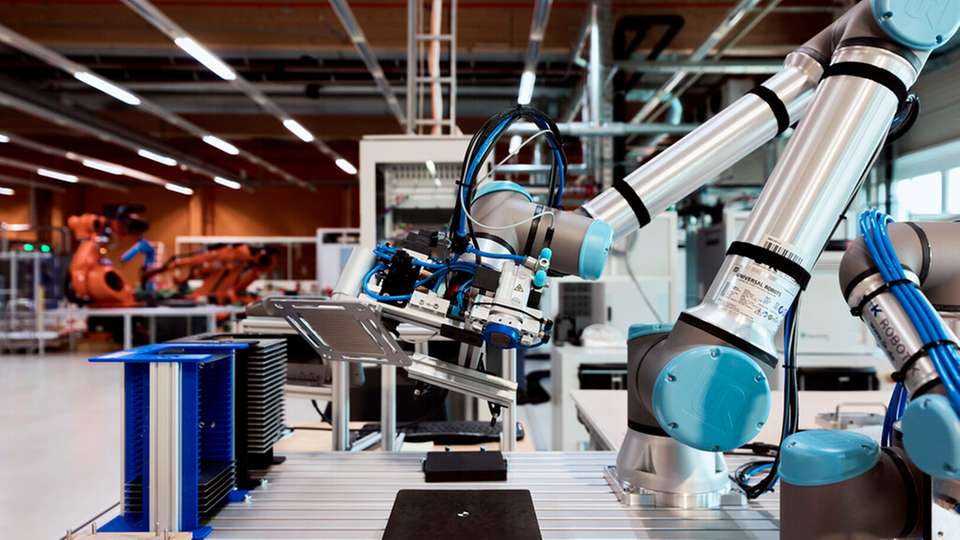 Mithilfe von Cobots können automatisierte Fertigungsprozesse, zum Beispiel bei der Montage von Elektrolyse-Stacks, entwickelt, implementiert und validiert werden.