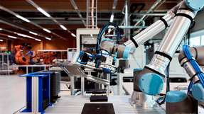 Mithilfe von Cobots können automatisierte Fertigungsprozesse, zum Beispiel bei der Montage von Elektrolyse-Stacks, entwickelt, implementiert und validiert werden.