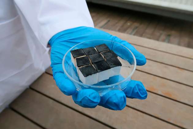 Mit neun Schwammwürfeln, jeder 0,8 g schwer, können 15 ml Wasser aus der Atmosphäre aufgenommen werden.