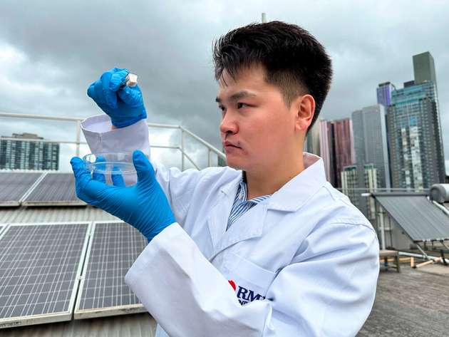 Dr. Derek Hao von der RMIT University hält das schwammartige Verbundmaterial auf Holzbasis des Teams in der Hand, das Wasser aus der Atmosphäre aufnehmen kann.