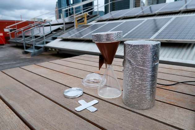 Die Erfindung mit einem schwammartigen Material, entwickelt von Forschern in Australien und China, absorbiert Wasser aus der Atmosphäre und gibt es dann mithilfe der Sonnenenergie in einem Becher wieder ab.