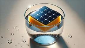 Ein internationales Forschungsteam hat ein solarbetriebenes Gerät entwickelt, das selbst bei geringer Luftfeuchtigkeit Wasser aus der Luft gewinnt. Die Technologie basiert auf einem modifizierten Holzverbundstoff mit schwammartiger Struktur, der durch Sonnenlicht aktiviert wird.