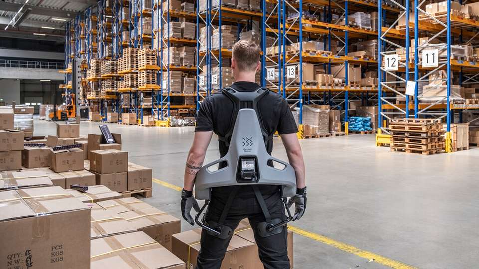 Das KI-gestützte Exoskelett Exia passt sich anhand realer Nutzerdaten an die jeweilige Arbeitsumgebung an.