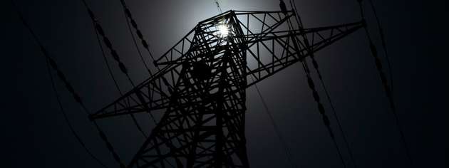 Stromausfälle in der Industrie können Produktionsstillstände, Datenverluste und hohe Zusatzkosten verursachen, insbesondere durch empfindliche Elektronik und vernetzte Fertigungsprozesse.