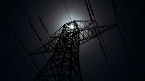 Stromausfälle in der Industrie können Produktionsstillstände, Datenverluste und hohe Zusatzkosten verursachen, insbesondere durch empfindliche Elektronik und vernetzte Fertigungsprozesse.