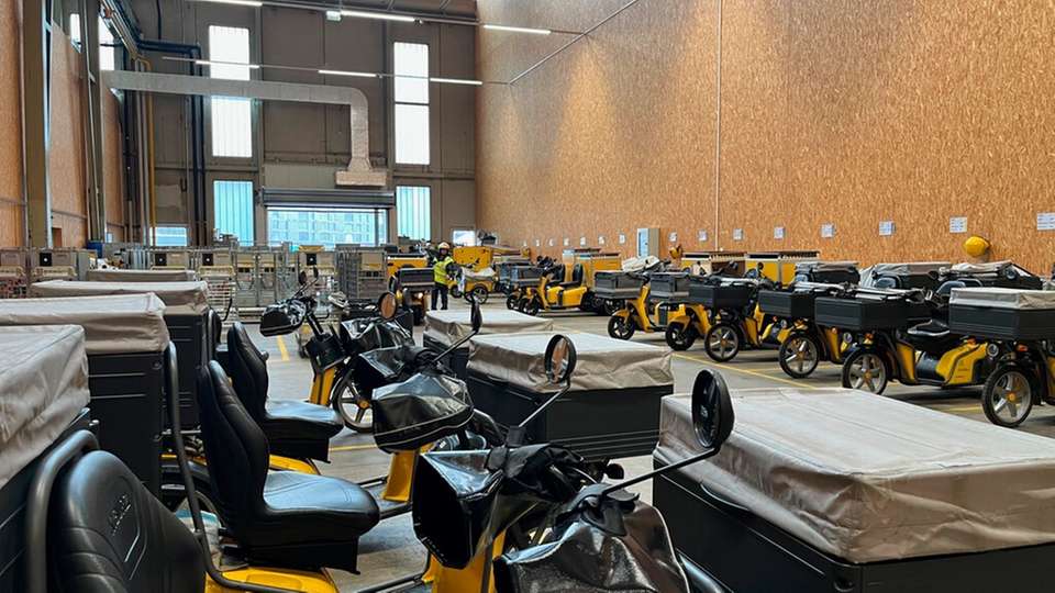 Mit Zustell-Fahrzeugen der Post wird das bidirektionale Laden getestet.