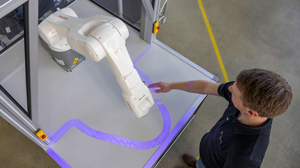 Die patentierte PARU-Sicherheitstechnologie erzeugt sichtbare Lichtvorhänge um den Arbeitsraum des Roboters.