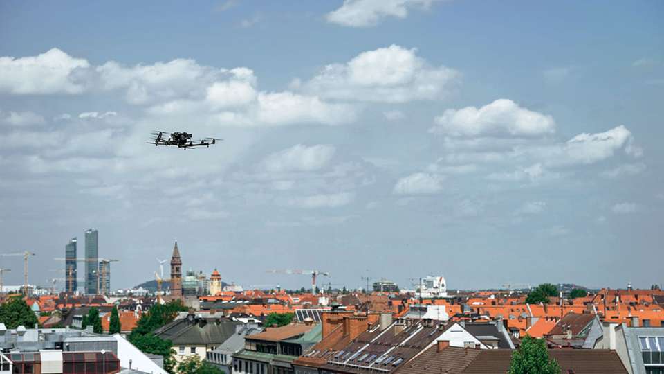 Über den Dächern von München: Eine Drohne nimmt Daten über die Wärmestrahlung der Gebäude auf.