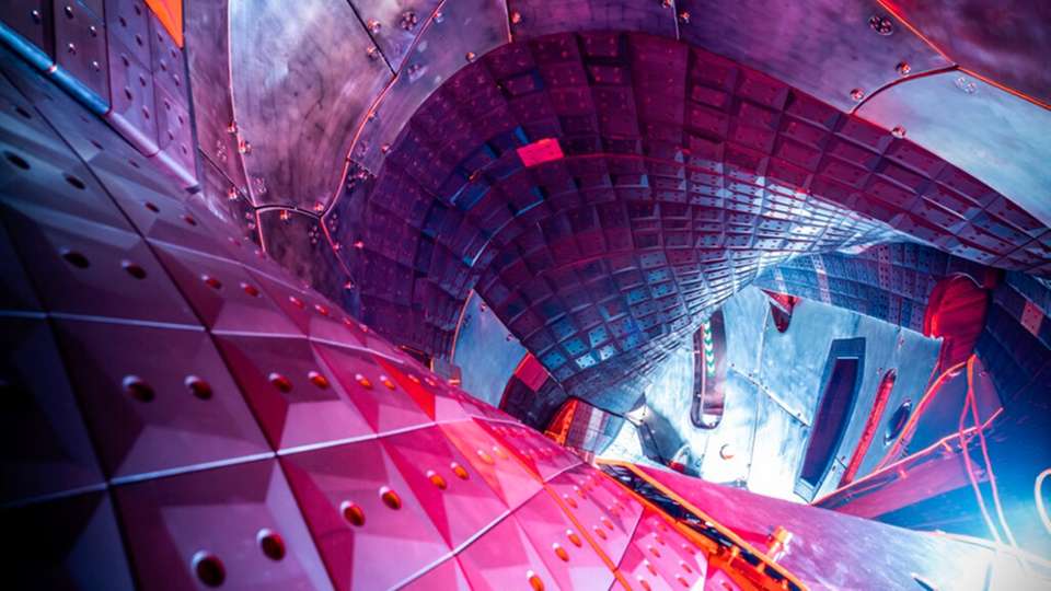 Blick ins Innere des Vakuumgefäßes von Wendelstein 7-X in Greifswald.