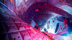 Blick ins Innere des Vakuumgefäßes von Wendelstein 7-X in Greifswald.