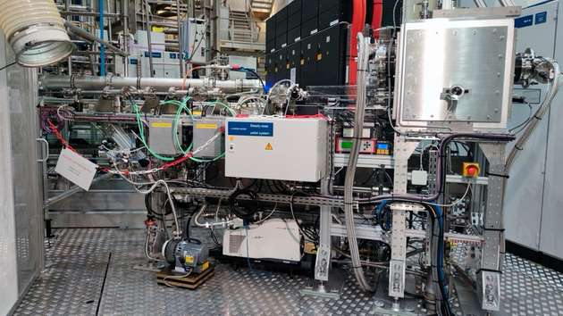 Der Pellet-Injektor in der Experimenthalle von Wendelstein 7-X.