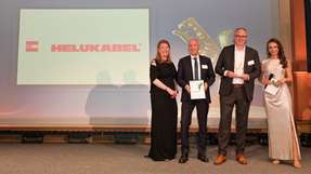 An der Preisverleihung haben teilngenommen: (v.l.) Dr. Christine Wolter, Partnerin und Lead bei Deloitte Private, Andreas Hoppe und Marc Luksch, Geschäftsführer von Helukabel und Moderatorin Susanne Schöne.