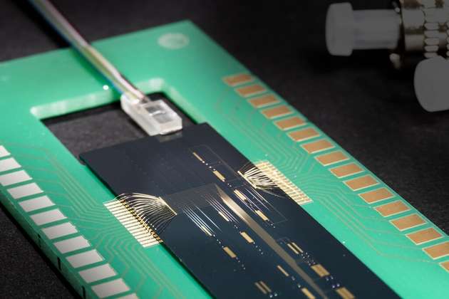 Das Team am Fraunhofer IOF hat sowohl die optische als auch die elektrische Verbindungstechnik für die LNOI-Schaltkreise entwickelt.
