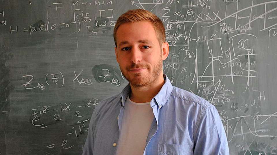 Der Doktorand Tobias Chasseur arbeitet an der Saar-Uni mit dem Physik-Professor Frank Wilhelm-Mauch an einem Modell, das Quantenprozessoren prüfen soll. 