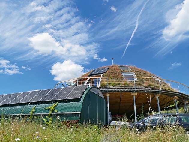Eine wichtige Energiequelle ist die Photovoltaikanlage, die auf einer langgezogenen Wellblechgarage montiert wurde. 