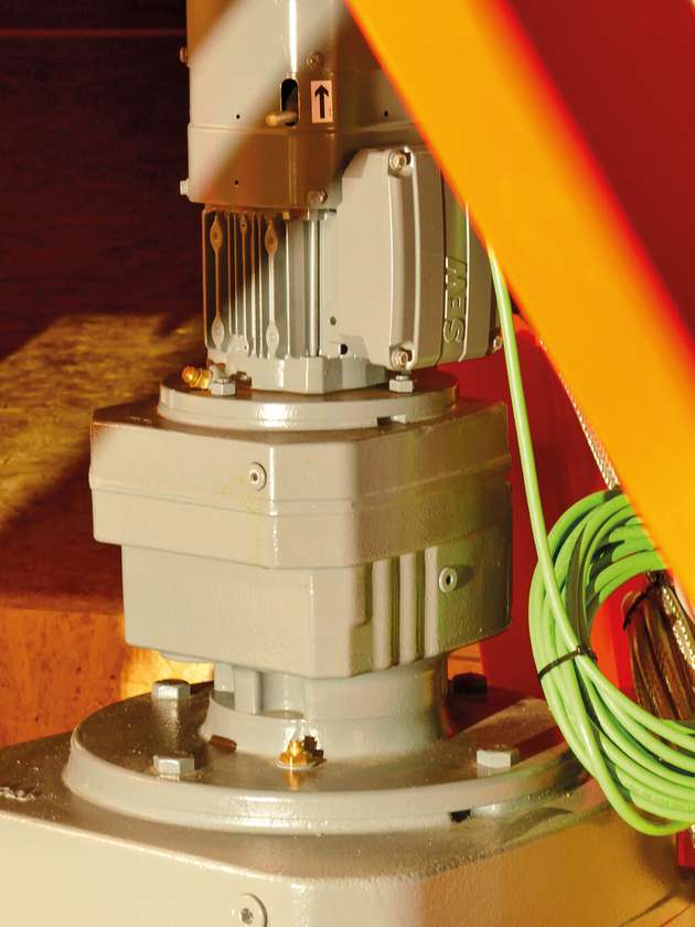 Der Stirnradgetriebmotor RF127 R77 DRL71 von SEW-Eurodrive greift über das Antriebsritzel in die Innenverzahnung der Kugeldrehverbindung ein. Somit entsteht eine Drehbewegung mit wenigen Umdrehungen pro Minute.