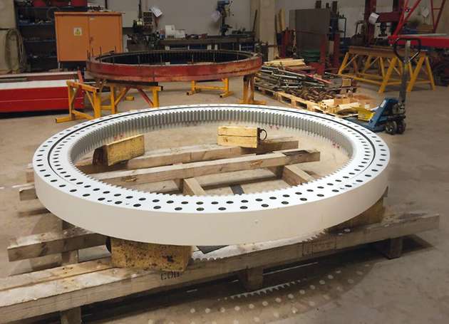 Das Großwälzlager der Firma Liebherr kommt üblicherweise bei den Flügeln von Windkraftanlagen zum Einsatz. Im Vergleich dazu lässt sich die hier benötigte Leistung aber fast vernachlässigen. Daher ist eine nahezu unbegrenzte Lebensdauer zu erwarten. 