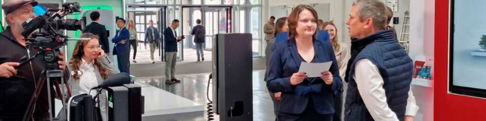Am Stand präsentiert wurden drei Ladelösungen von Partnern, die auf Elatecs universellen Leser setzen, doch auch auf dem restlichen Messegelände steckte Elatecs Technologie in vielen Anwendungen – oft im Verborgenen.