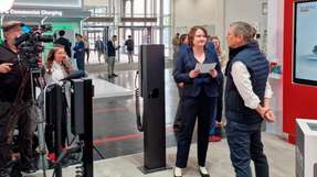 Am Stand präsentiert wurden drei Ladelösungen von Partnern, die auf Elatecs universellen Leser setzen, doch auch auf dem restlichen Messegelände steckte Elatecs Technologie in vielen Anwendungen – oft im Verborgenen.