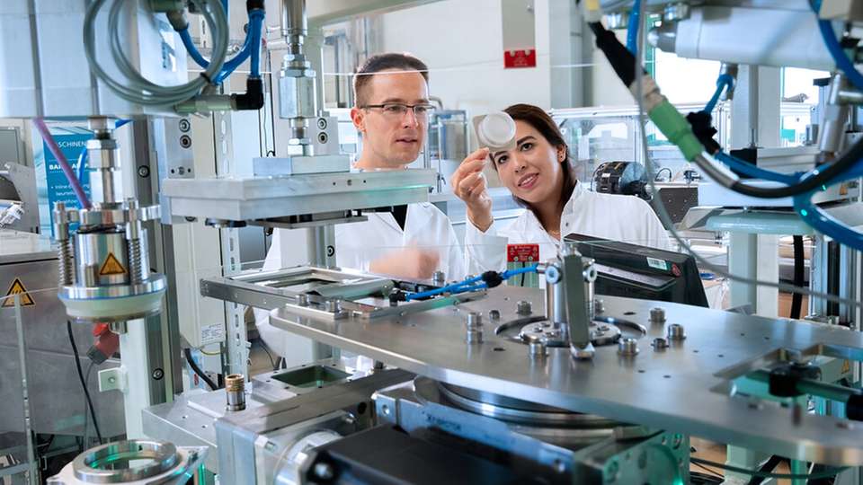 Experten des Fraunhofer IVV bei der Optimierung eines Verfahrens zur Produktion von Verpackungen.