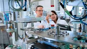 Experten des Fraunhofer IVV bei der Optimierung eines Verfahrens zur Produktion von Verpackungen.