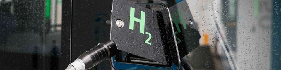 Was heute noch eine Ausnahme ist, wird bald zum Standard: Mit der neuen Wasserstofftankstelle in Düsseldorf schaffen H2 Mobility, die Rheinbahn und die Stadtwerke die Infrastruktur für klimaneutrale Mobilität in der Stadt.
