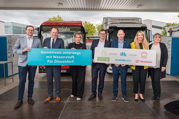 Von rechts nach links: Martin Jüngel (Geschäftsführer und CFO, H2 Mobility), Dr. Stephan Keller (Oberbürgermeister der Stadt Düsseldorf), Mona Neubaur (Ministerin für Wirtschaft, Industrie, Klimaschutz und Energie des Landes Nordrhein-Westfalen und stellvertretende Ministerpräsidentin des Landes Nordrhein-Westfalen), Julien Mounier (Vorstandsvorsitzender, Stadtwerke Düsseldorf), Frank Fronzke (Geschäftsführer und COO, H2 Mobility), Annette Grabbe (Vorständin, Rheinbahn) und Dagmar Fehler (Sprecherin und CEO, Now).