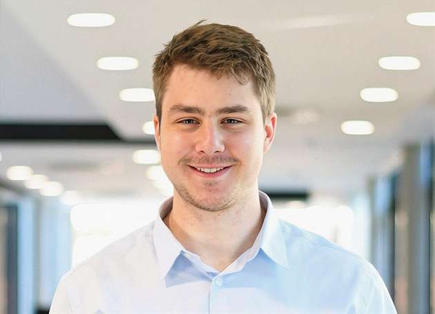 Jonas Roski, Product Manager HMI & PLC, Mitsubishi Electric Industrial Automation: Industrial Ethernet ist bei Mitsubishi Electric fester Bestandteil der Automatisierungsarchitektur auf der OT‑Ebene und Grundlage für die durchgängige IT‑Anbindung. CC‑Link IE TSN kombiniert deterministische Echtzeitkommunikation mit Gigabit‑Bandbreite und standardisiertem Ethernet. Dies ermöglicht echte Multi‑Vendor‑Integration sowie die Konvergenz von IT‑ und OT‑Netzen. Motion, Safety, Vision, Diagnose und Standard‑Ethernet‑Daten laufen in einem gemeinsamen Netzwerk mit klar definierten Kommunikationsstrukturen. Das Resultat sind reproduzierbare Performance, ein schlankes Netzwerkdesign, integrierte Diagnose‑ und Security‑Funktionen sowie die einfache Einbindung und Erweiterung von Bestandsanlagen im Brownfield.