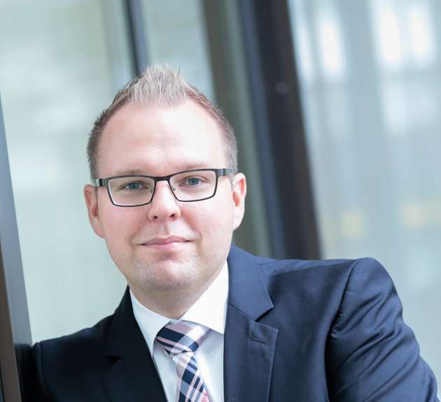 Manuel Rüter, Senior Principal Engineer, TE Connectivity: Auch die Wahl des optimalen Steckverbinders ist bei der Auswahl entscheidend – und hängt von der jeweiligen Anwendung ab. Die Gesamtperformance wird durch Faktoren wie spezifische technische Anforderungen, Kosten, Lieferzeit, Qualität und – je nach Fall – zusätzliche Services bestimmt. Oft kommen weitere Anforderungen hinzu, zum Beispiel die Unterstützung eines modularen Systemaufbaus oder eine hohe Verarbeitungsleistung auf engstem Raum für eine zuverlässige Hochgeschwindigkeitsdatenübertragung in kompakten Gehäusen. In rauen Betriebsumgebungen mit hohen Belastungen kommt es auf eine zuverlässige Konnektivität während der gesamten System-Lebensdauer an. Weitere Aspekte, die immer mehr an Bedeutung gewinnen, sind Nachhaltigkeit und umweltfreundlichere Materialien. TE bietet eine breite Palette an Anschlusstechniken, um diesen Anforderungen gerecht zu werden.