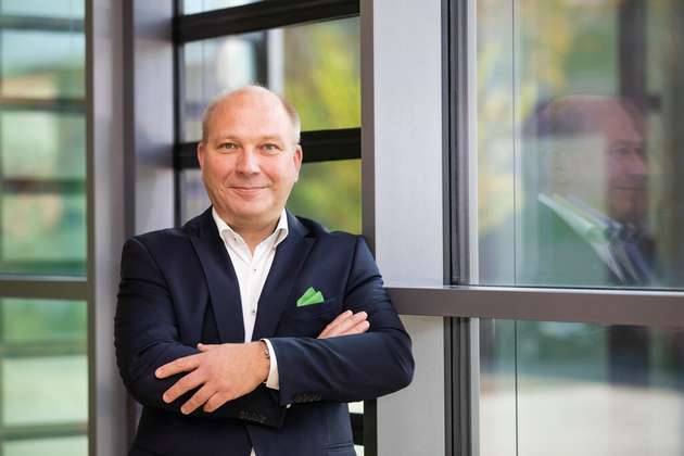 Dr. Ulrich Viethen, CEO, Murrelektronik: Aus unseren unzähligen Applikationsberatungen wissen wir: Die Kriterien sind individuell sehr unterschiedlich. Mal ist die einfache Integration in bestehende Netze entscheidend, mal geht es in erster Linie um maximale Performance, mal steht die Datensicherheit im Vordergrund – um nur einige zu nennen. Eines aber ist immer gleich: Die Strukturkosten der Maschine müssen runter. Das spricht klar für unsere dezentralen, intelligenten Steuerungssysteme, die offen gehalten sind für die wichtigsten Standards in der industriellen Kommunikation. Diese Flexibilität ermöglicht das nach den heutigen Kriterien optimale Ergebnis – und für die Zukunft, sollten sich die Kriterien ändern, ist die Anpassung an eine neue Lösung bereits vorgesehen.